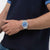 Herrenchronograph am Handgelenk mit blauem Zifferblatt und Edelstahlarmband, Nahansicht