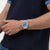 Herrenchronograph am Handgelenk mit blauem Zifferblatt und Edelstahlarmband