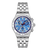 Herrenchronograph mit blauem Zifferblatt und Edelstahlarmband, frontale Ansicht