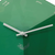 Horloge murale en acrylique, cube vert en détail : aiguilles blanches et logo Hermle