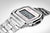 CASIO Uhr: silbernes Edelstahlgehäuse mit Digitaldisplay und Metallarmband