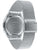 Montre avec fond de boîtier argenté et bracelet en maille d'acier inoxydable, vue latérale
