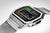 Montre numérique avec boîtier argenté, écran LCD rétroéclairé en vert et bracelet en maille