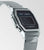 Montre numérique rectangulaire avec boîtier argenté et bracelet en maille d'acier inoxydable, en biais