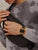 Montre numérique Casio au poignet, bracelet en métal noir et boîtier doré