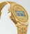 Casio Montre numérique vintage, bracelet doré, vue latérale avec écran