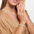 Bracelet en perles au poignet, fines perles blanches sur un bracelet chaîne discret