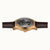Herrenarmbanduhr mit Lederarmband und rundem Gehäuse, Rückseite mit sichtbarem Werk
