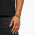 Bracelet en perles avec perles de pierre vertes et brunes au poignet