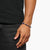 Bracelet en perles rondes bleues et marron au poignet d'un homme