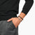 Bracelet avec perles noires au poignet, fermoir argenté, Thomas Sabo