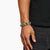 Bracelet en perles de pierre au poignet : perles rondes vert-beige