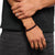 Bracelet en perles d'obsidienne et œil de tigre Thomas Sabo au poignet, perles rondes