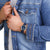 Montre unisexe au poignet, cadran bleu et bracelet textile bleu foncé, gros plan.