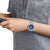 Montre unisexe au poignet avec cadran bleu et bracelet milanais argenté