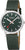 Montre unisexe avec cadran vert foncé et bracelet textile vert, portée sur le côté.