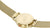 Dos d'une montre bracelet dorée avec bracelet milanais et fond de boîtier rond transparent