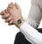Bracelet de montre unisexe au poignet avec bracelet en maille dorée et cadran vert foncé