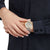 Montre unisexe Mondaine au poignet : bracelet gris, lunette dorée, cadran gris
