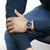 Montre bracelet au poignet avec cadran bleu et bracelet bleu foncé
