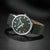 Montre avec cadran vert foncé, pointe de trotteuse rouge et bracelet textile vert