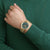 Montre pour homme au poignet avec bracelet en maille dorée et cadran vert foncé