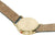 Fond de la montre unisexe avec boîtier doré et bracelet en cuir marron.