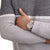 Montre unisexe au poignet avec bracelet textile gris et cadran gris