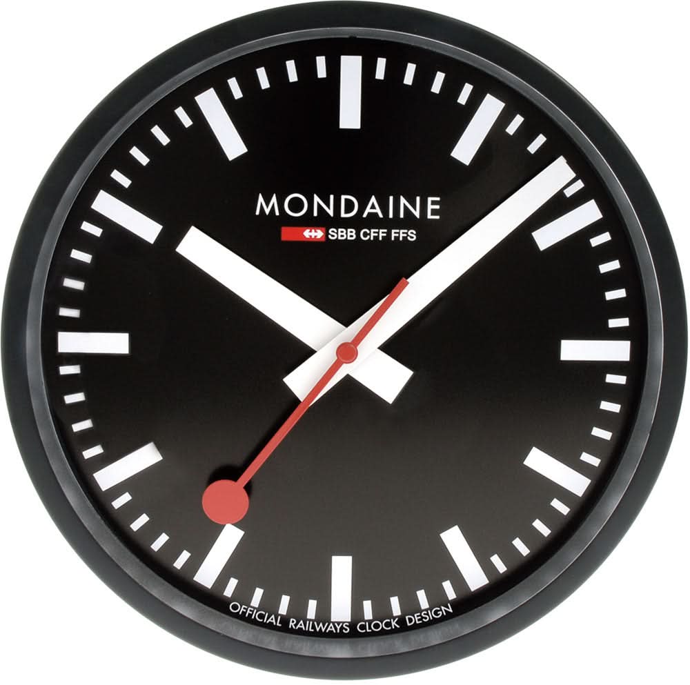 Schwarze Wanduhr mit weißen Indexen, roten Zeigern und Mondaine-Logo auf Zifferblatt