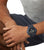Montre numérique pour homme au poignet avec bracelet noir, grand affichage numérique