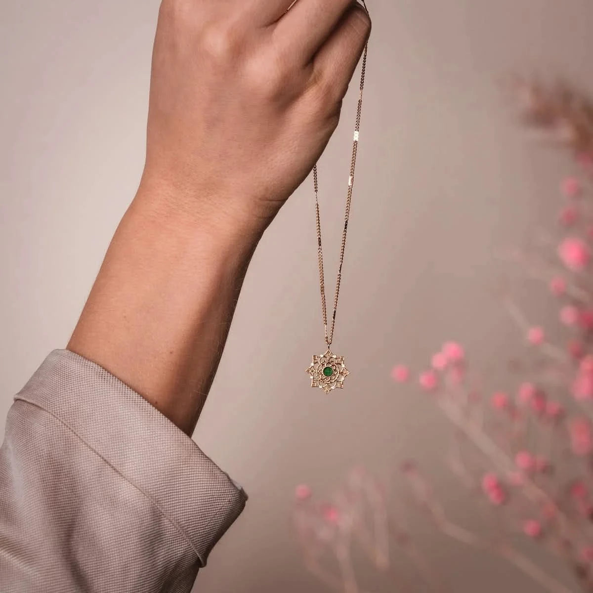 Collier doré avec pendentif flocon de neige et pierre verte