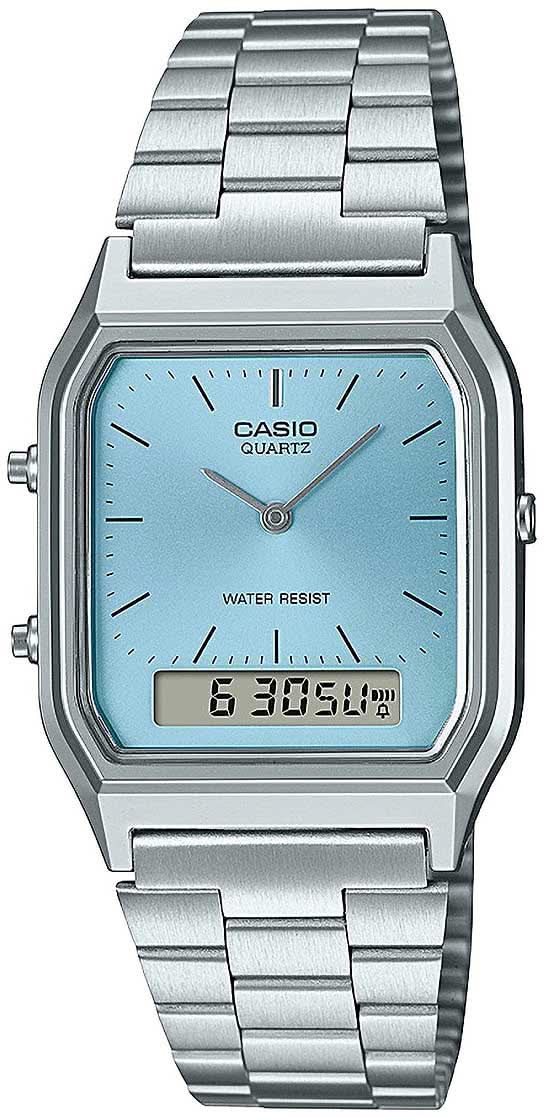 Montre Casio avec bracelet en métal argenté, cadran bleu clair et affichage numérique