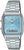 Montre Casio avec bracelet en métal argenté, cadran bleu clair et affichage numérique