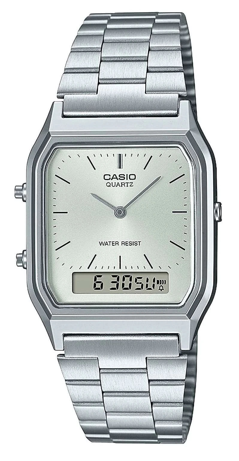 Montre Casio de face, boîtier argenté et bracelet en métal avec double affichage.