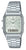 Montre Casio de face, boîtier argenté et bracelet en métal avec double affichage.