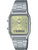 Montre vintage argentée avec bracelet en métal, cadran jaunâtre et affichage numérique