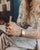 Montre Casio avec bracelet en métal doré et cadran clair au poignet.
