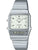 Montre Casio Vintage avec bracelet rectangulaire en métal argenté, cadran blanc et affichage numérique