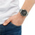 Montre-bracelet pour homme au poignet avec bracelet en métal argenté et cadran noir