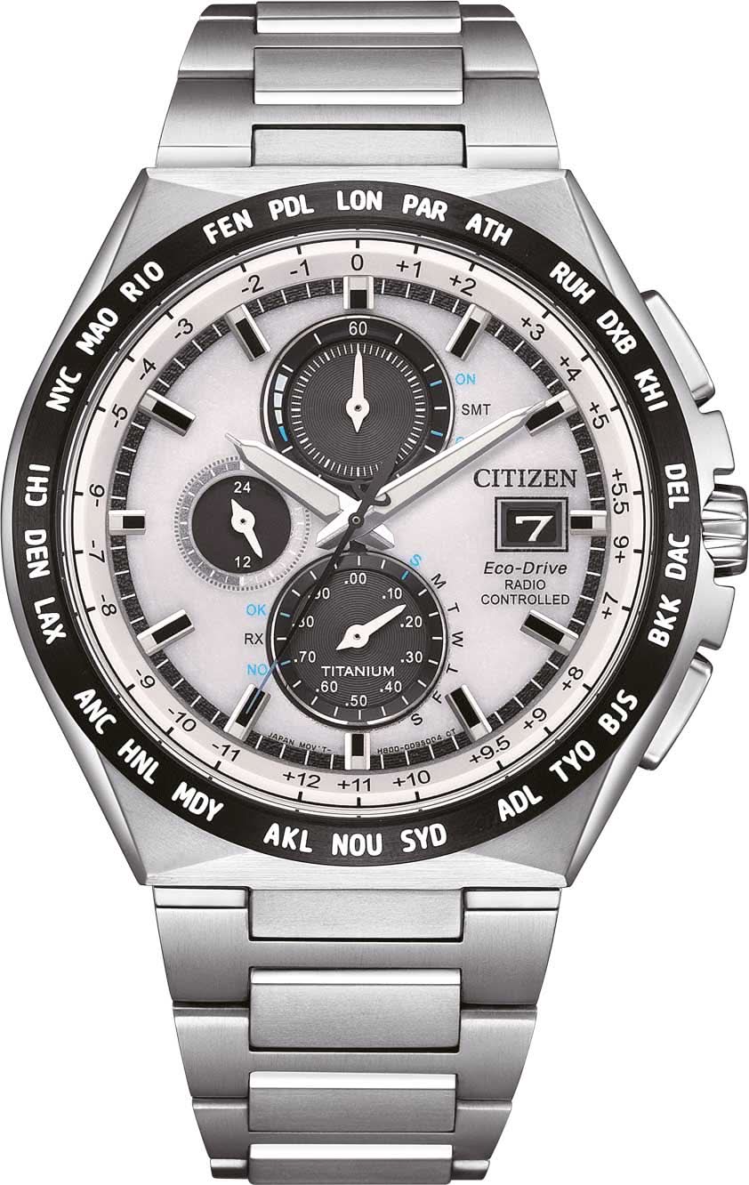 Herrenarmbanduhr mit silbernem Zifferblatt, schwarzem Chrono-Subdial und Datumsanzeige bei 7.