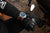 Montre bracelet pour homme au poignet avec bracelet en cuir marron et cadran bleu.
