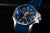 Bracelet pour homme avec bracelet en silicone bleu, boîtier argenté et cadran bleu.