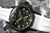 Bracelet de montre pour homme avec cadran noir, index jaunes et boîtier noir