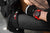 Montre pour homme au poignet avec bracelet en silicone rouge et boîtier noir