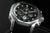 Montre pour homme : bracelet noir, cadran noir, boîtier argenté