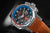 Bracelet de montre pour homme avec lunette bleue, cadran noir et bracelet en cuir marron