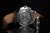 Dos d'une montre bracelet pour homme avec bracelet en cuir marron et fond en métal