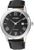 Montre homme avec boîtier argenté, cadran noir et bracelet en cuir noir.