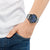 Montre pour homme au poignet avec cadran bleu et bracelet en acier inoxydable
