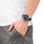 Montre Citizen pour homme au poignet avec cadran bleu et bracelet en nylon